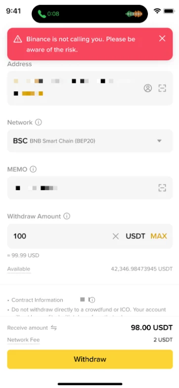 幣安 App 提領頁的官方示範畫面,通話中畫面頂端出現紅色橫幅 Binance is not calling you. Please be aware of the risk.,地址與備註欄由幣安遮蔽
